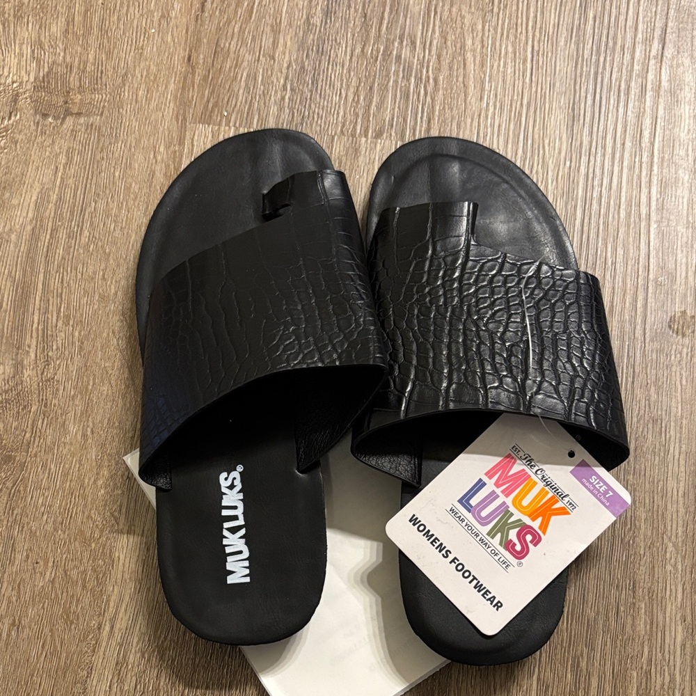 NWT Muk Luks Black Textured Slide Sandals